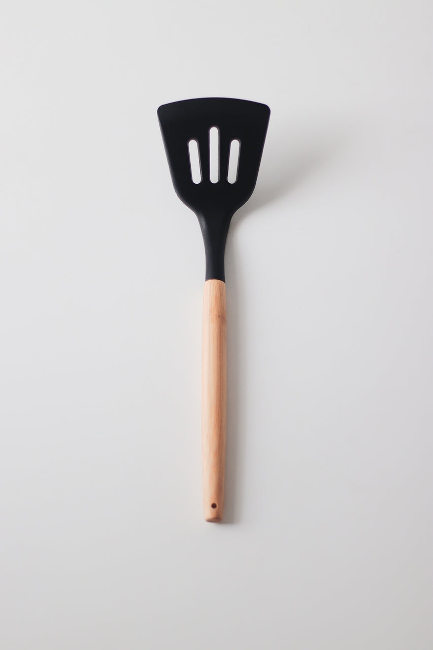Espátula Vazada de Silicone com Cabo de Bambu