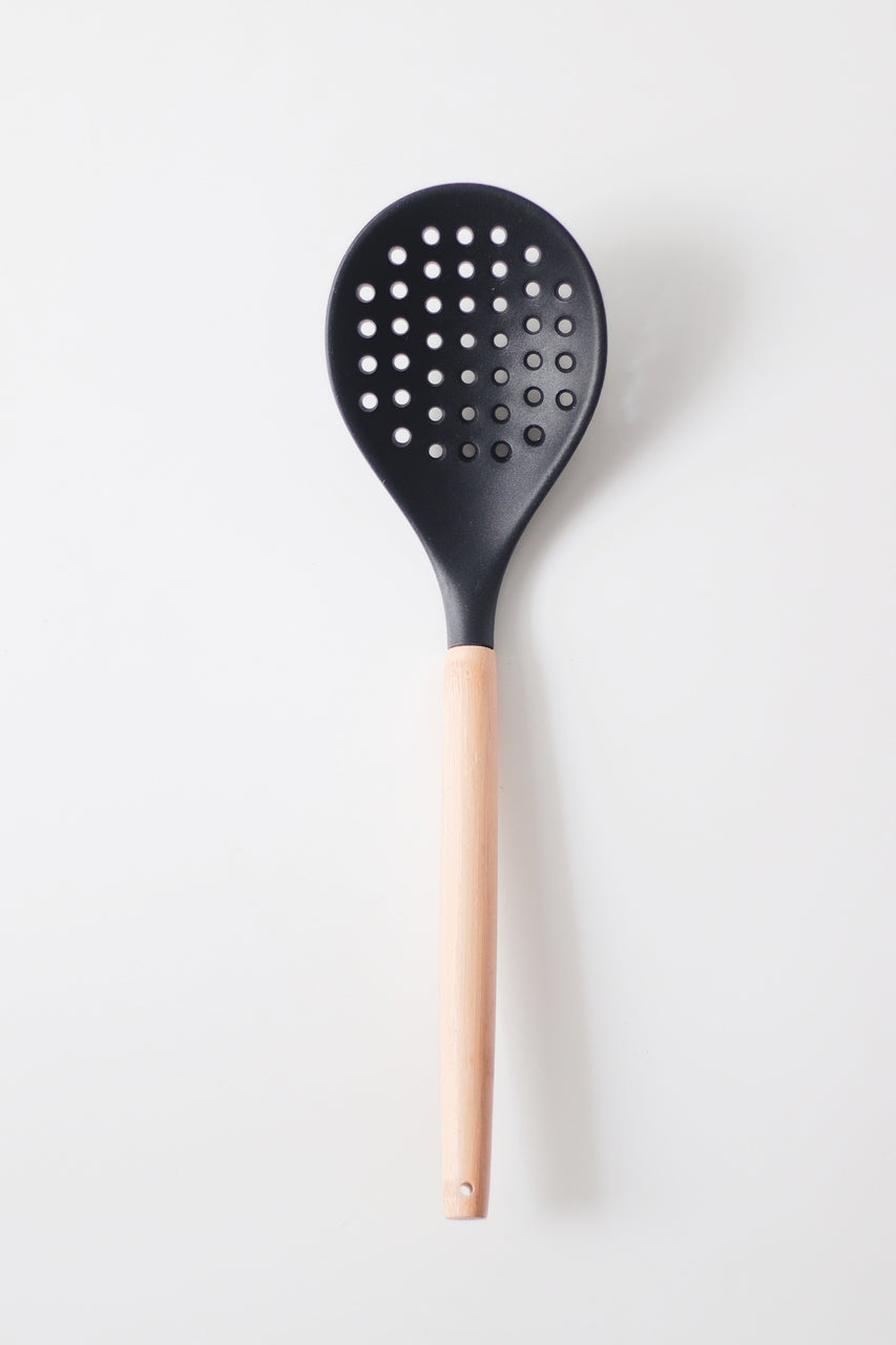 Escumadeira de Silicone com Cabo de Bambu
