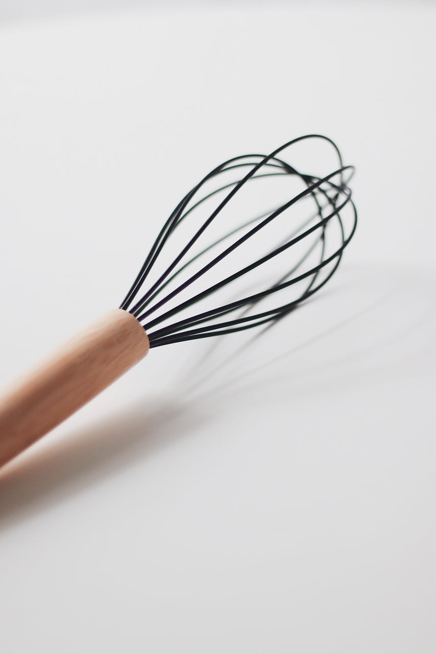 Batedor de Silicone com Cabo de Bambu