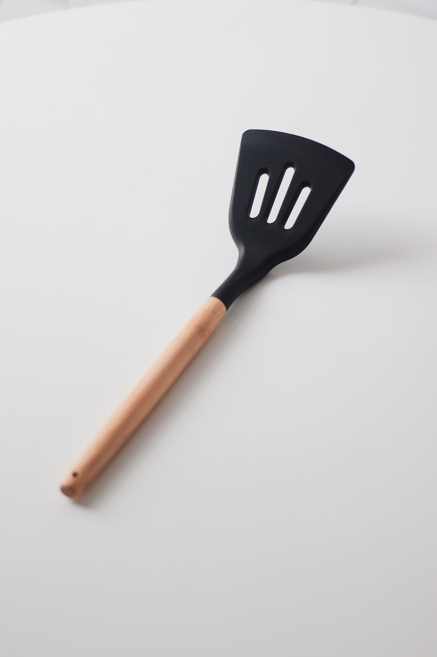 Espátula Vazada de Silicone com Cabo de Bambu