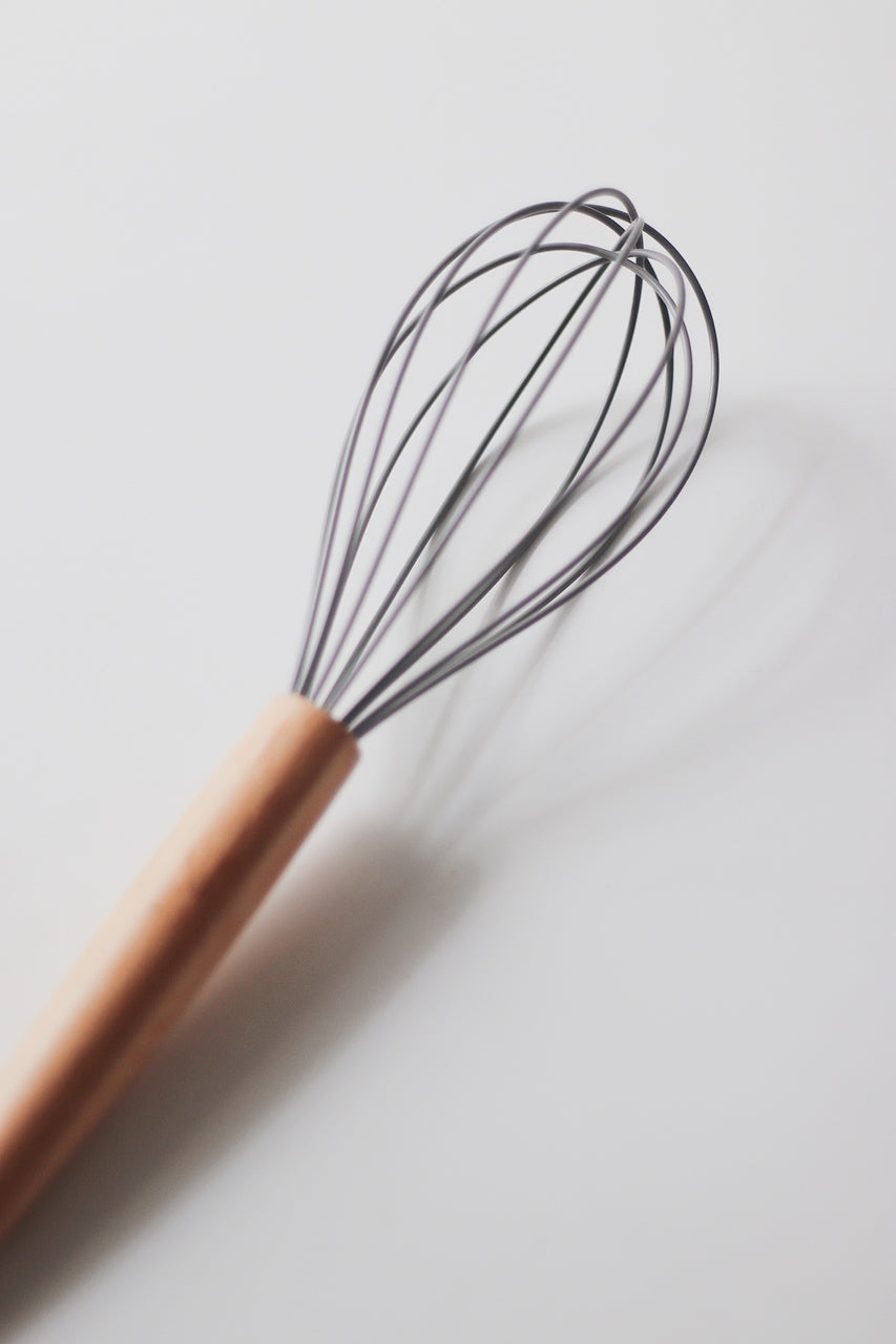 Batedor de Silicone com Cabo de Bambu