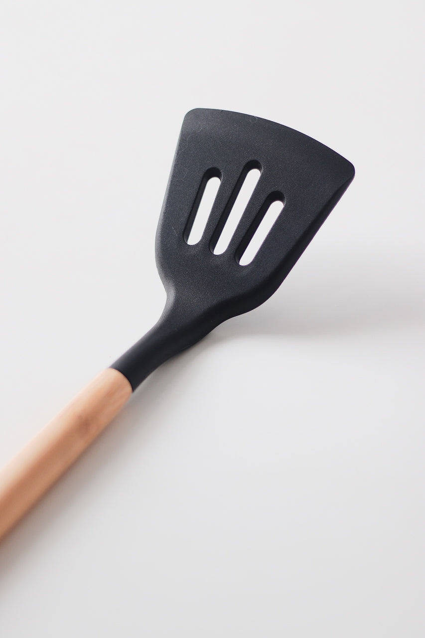 Espátula Vazada de Silicone com Cabo de Bambu