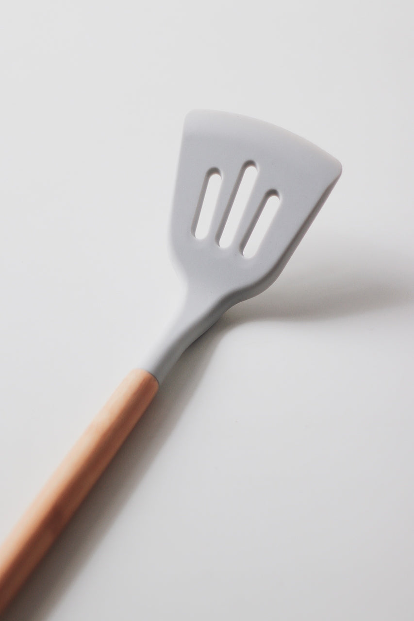 Espátula Vazada de Silicone com Cabo de Bambu