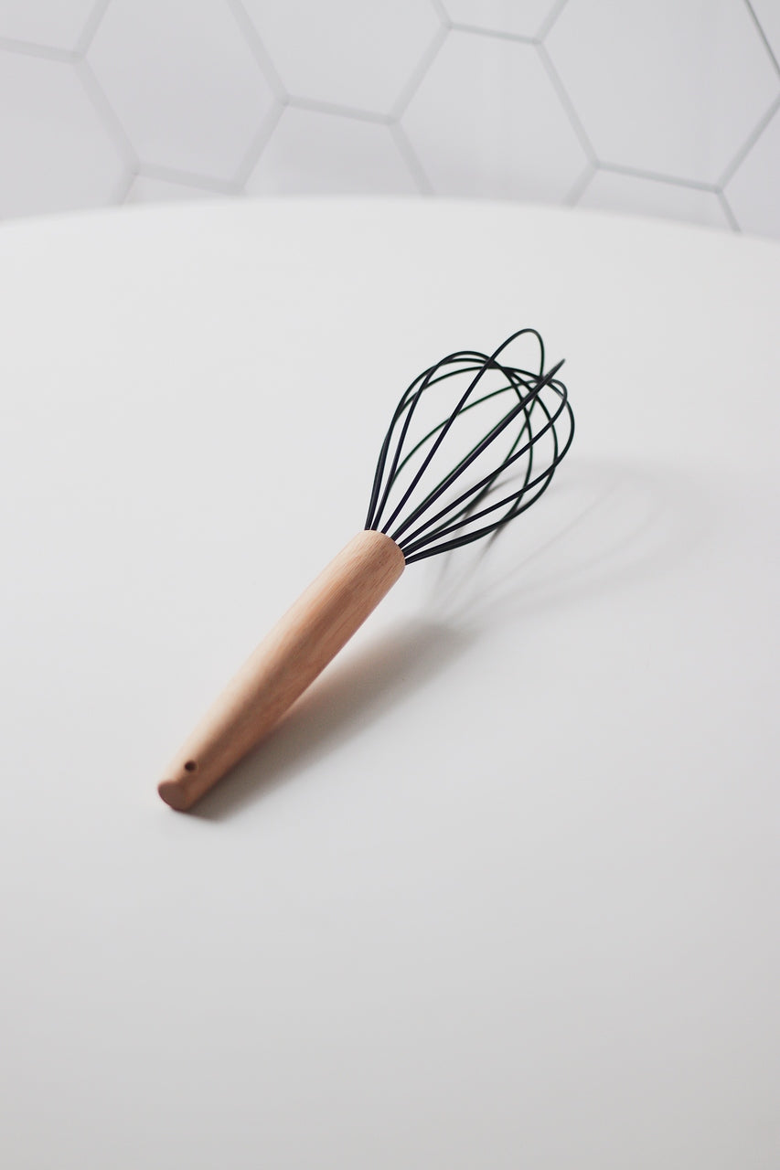 Batedor de Silicone com Cabo de Bambu