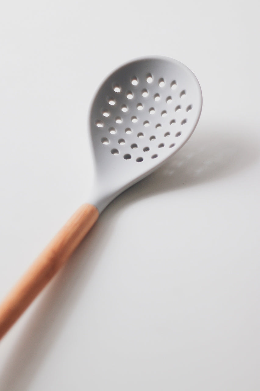 Escumadeira de Silicone com Cabo de Bambu