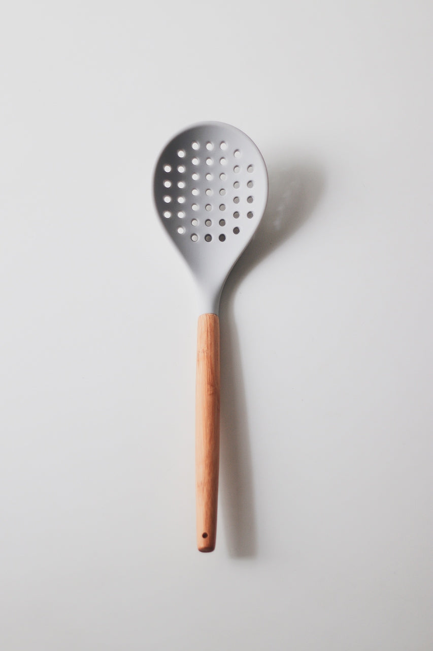 Escumadeira de Silicone com Cabo de Bambu