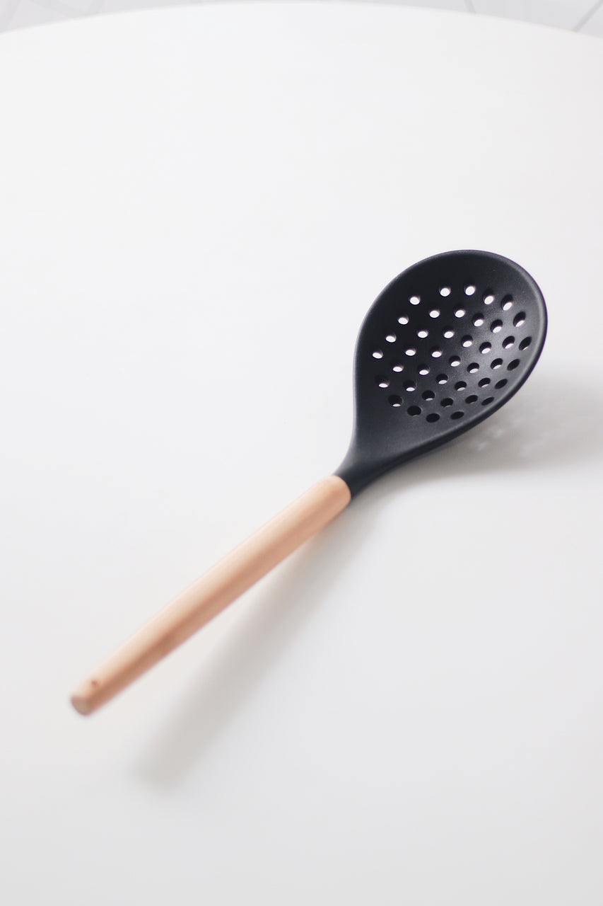 Escumadeira de Silicone com Cabo de Bambu