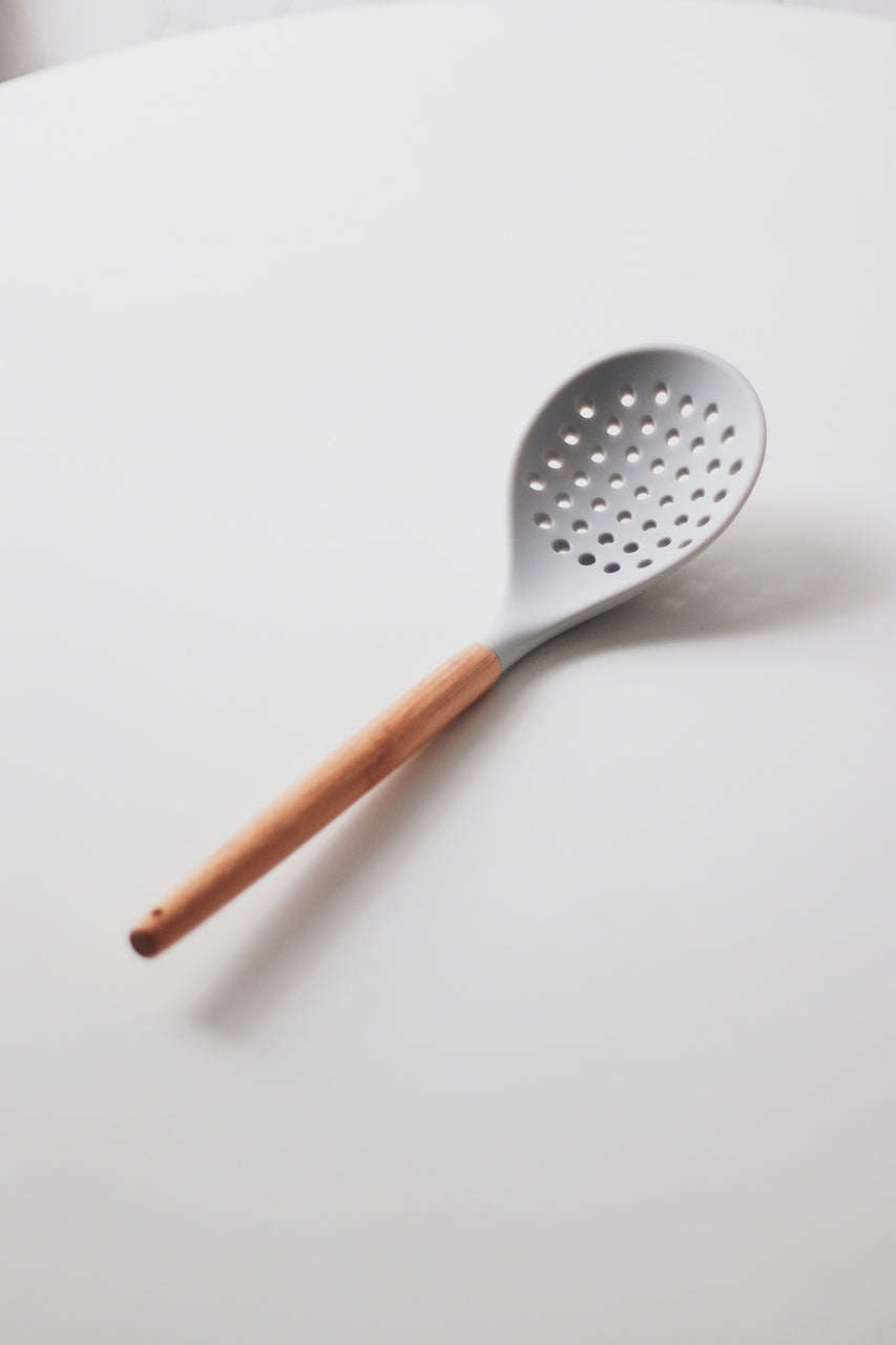 Escumadeira de Silicone com Cabo de Bambu