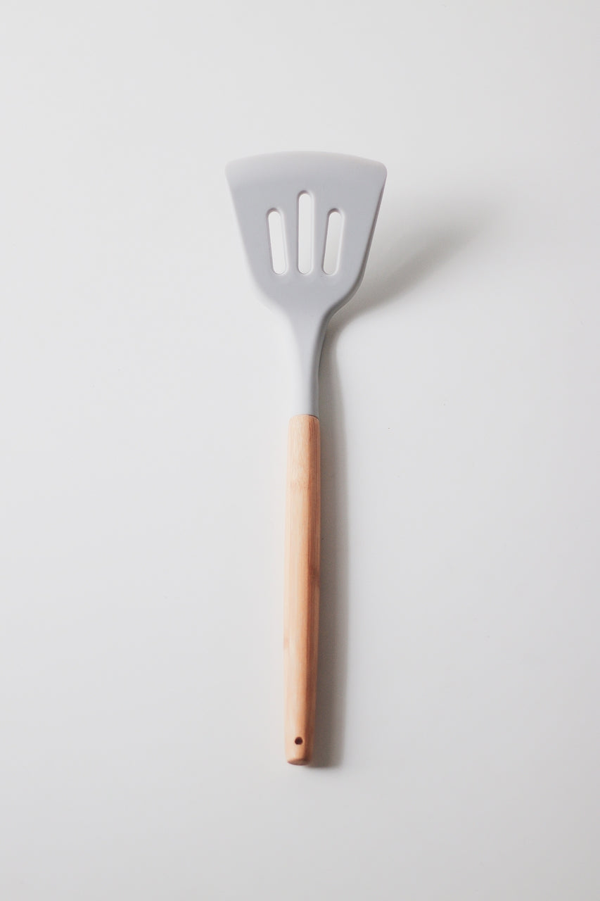 Espátula Vazada de Silicone com Cabo de Bambu